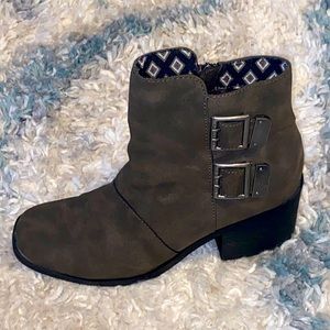 Rocket Dog Suede Side-Zip Ankle Boots w/ Double Buckle Detail~ Olive Green
